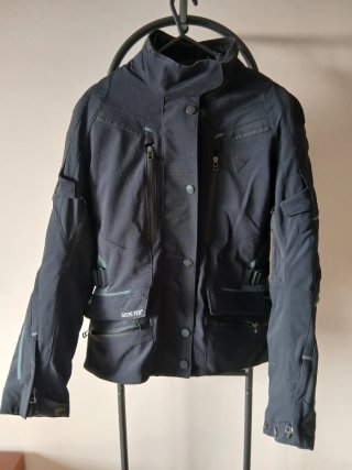 Chaqueta Dainese, pantalon, botas y guantes mujer