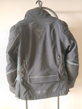 Chaqueta Dainese, pantalon, botas y guantes mujer