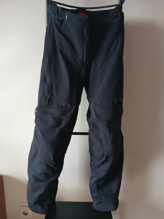 Chaqueta Dainese, pantalon, botas y guantes mujer