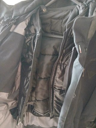 Chaqueta Dainese, pantalon, botas y guantes mujer