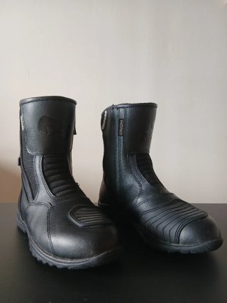 Chaqueta Dainese, pantalon, botas y guantes mujer