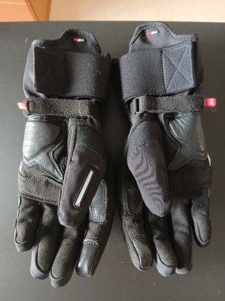 Chaqueta Dainese, pantalon, botas y guantes mujer
