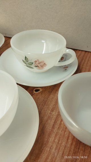 5 Tazas y 4 Platos Arcopal Flores