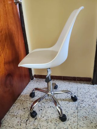 Silla de escritorio blanca con base cromada