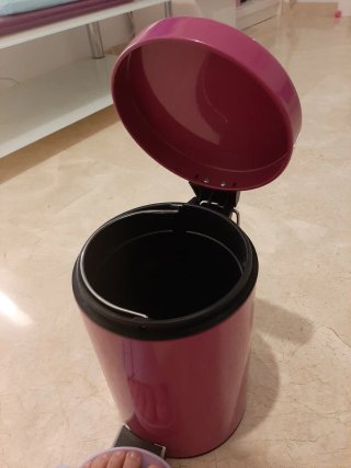 Papelera rosa fucsia con pedal