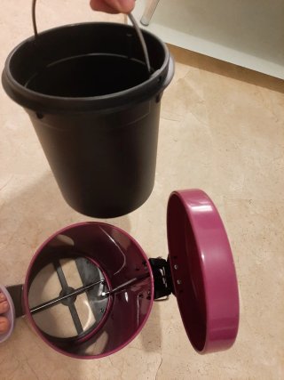 Papelera rosa fucsia con pedal
