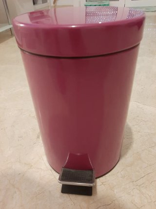 Papelera rosa fucsia con pedal