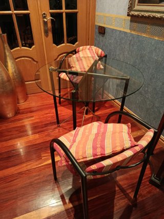 Mesa y 2 sillones