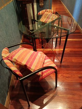 Mesa y 2 sillones