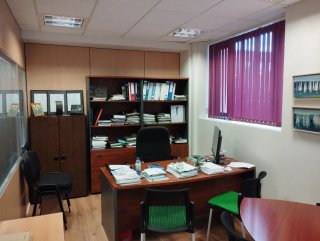 Mesa de despacho de madera