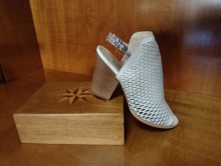 Sandalias beige de piel de tacón abierto.N40