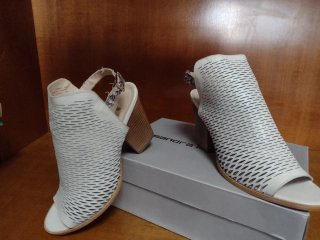 Sandalias beige de piel de tacón abierto.N40