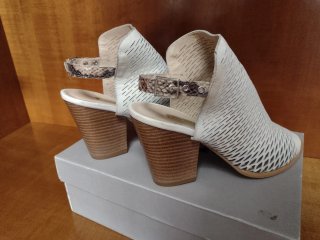 Sandalias beige de piel de tacón abierto.N40