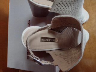 Sandalias beige de piel de tacón abierto.N40