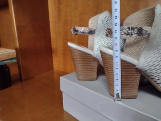 Sandalias beige de piel de tacón abierto.N40