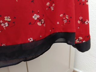 Blusa roja con estampado floral