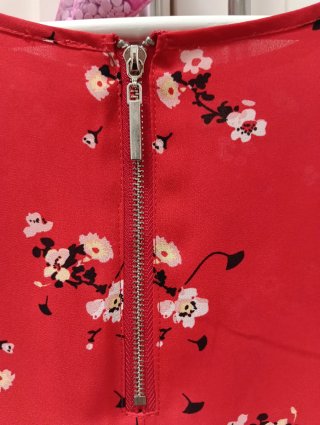 Blusa roja con estampado floral