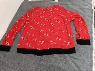 Blusa roja con estampado floral