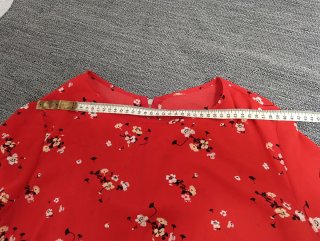 Blusa roja con estampado floral