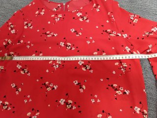 Blusa roja con estampado floral