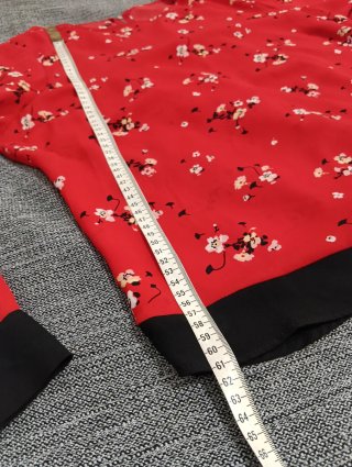 Blusa roja con estampado floral
