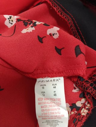 Blusa roja con estampado floral