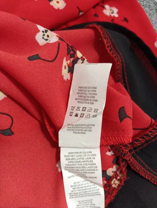 Blusa roja con estampado floral