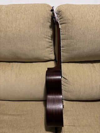 Ukulele marrone con custodia
