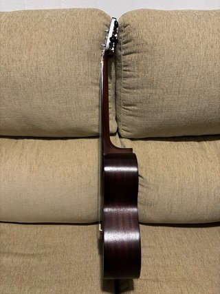 Ukulele marrone con custodia
