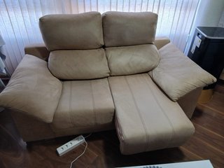 Sofá beige 2 plazas con asientos extraíbles