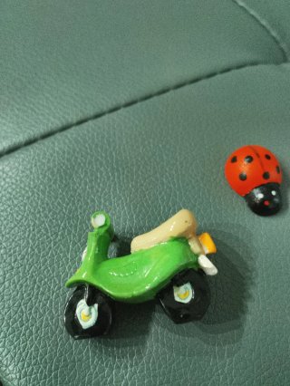 Tartaruga, coccinelle e motorino in plastica