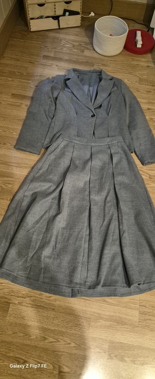 Traje chaqueta y falda gris invierno