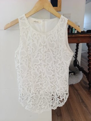 Bonita blusa encaje blanca talla S