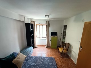 Habitación grande y luminosa con gastos incluidos.