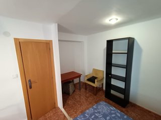 Habitación grande y luminosa con gastos incluidos.