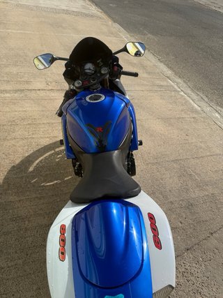 Suzuki GSXR600 - Moto Deportiva Azul y Blanca