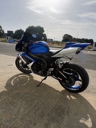 Suzuki GSXR600 - Moto Deportiva Azul y Blanca
