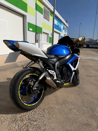 Suzuki GSXR600 - Moto Deportiva Azul y Blanca