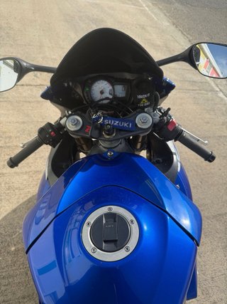 Suzuki GSXR600 - Moto Deportiva Azul y Blanca