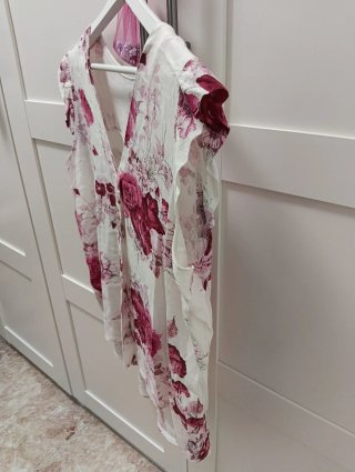 Blusa floral rosa y blanca