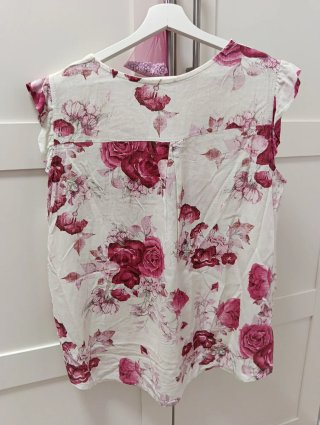 Blusa floral rosa y blanca
