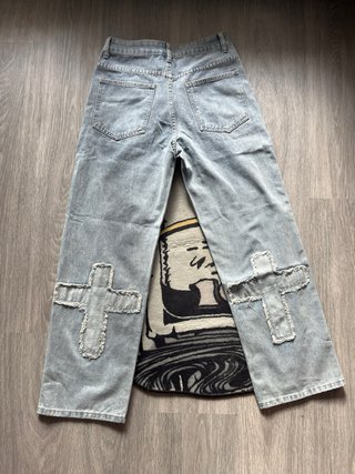 Pantalones vaqueros desgastados con cruces