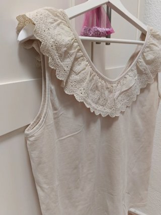 Blusa beige con volantes