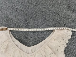 Blusa beige con volantes