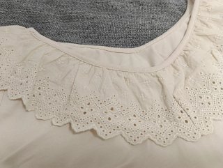 Blusa beige con volantes