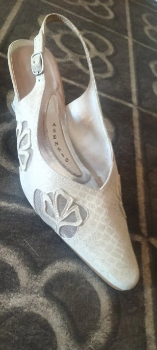 Zapato de salón beige