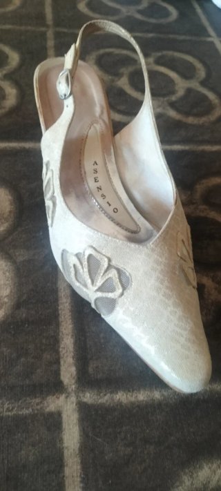 Zapato de salón beige