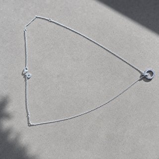 Collar con colgante circular y circonitas