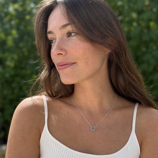 Collar con colgante circular y circonitas