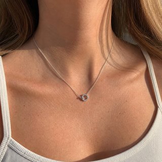 Collar con colgante circular y circonitas